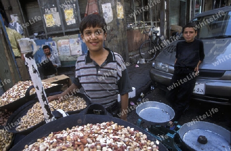 Der Souq oder Markt in der Medina der Altstadt von Aleppo im Norden von Syrien im Nahen Osten.