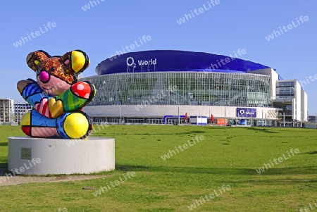 Best Buddies Friendship Bear vor O2 World in Berlin Mitte, gestaltet von Romero Britto, gespendet von der Eunice Kennedy Shriver Stiftung 2011, Deutschland, Europa, oeffentlicherGrund