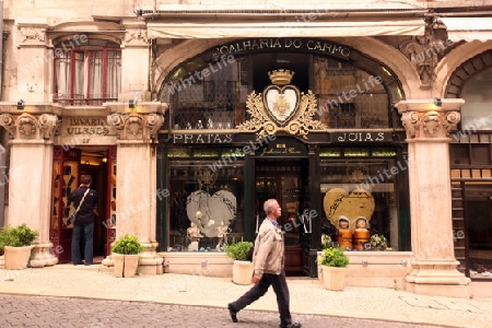 Eine Fassade in einer Gasse in der Innenstadt der Hauptstadt Lissabon in Portugal.    