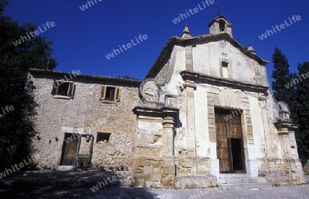 Das Dorf Pollenca mit der Treppe zum Kloster Sant Domenec im Februar im Osten der Insel Mallorca einer der Balearen Inseln im Mittelmeer.  