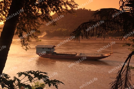 Die Landschaft am Mekong River in der Altstadt von Luang Prabang in Zentrallaos von Laos in Suedostasien.  