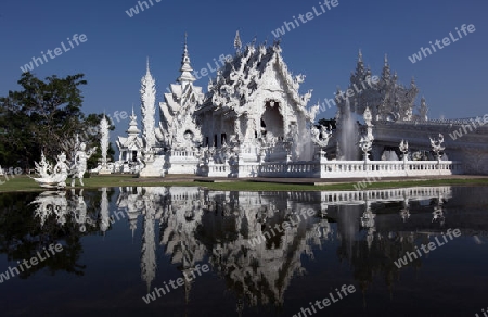 Der Tempel Wat Rong Khun 12 Km suedlich von Chiang Rai in der Provinz chiang Rai im Norden von Thailand in Suedostasien.