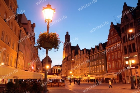 Die Elisabethkirche beim Stray Rynek Platz  in der Altstadt von Wroclaw oder Breslau im westen von Polen.  