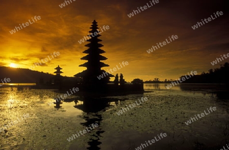 Der Pura Ulun Danu Tempel am Bratan See im norden von Bali auf der Insel Bali in Indonesien.