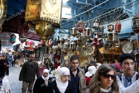Afrika, Nordafrika, Tunesien, Tunis
Eine Gasse in der Medina mit dem Markt oder Souq in der Altstadt der Tunesischen Hauptstadt Tunis



