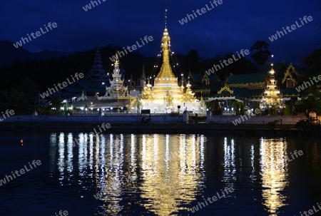 Der Tempel Wat Jong Kham und Jong Klang am See Nong Jong Kham im Dorf Mae Hong Son im norden von Thailand in Suedostasien.