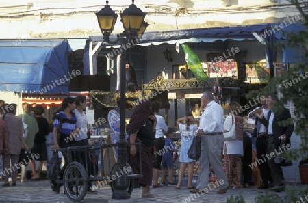 Der Souq oder Markt in der Altstadt oder Medina von Sousse am Mittelmeer  in Tunesien in Nordafrika.   