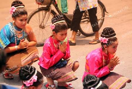 Eine traditionelle Tanzgruppe mit der thailaendischen Begruessung  zeigt sich an der Festparade beim Bun Bang Fai oder Rocket Festival in Yasothon im Isan im Nordosten von Thailand. 