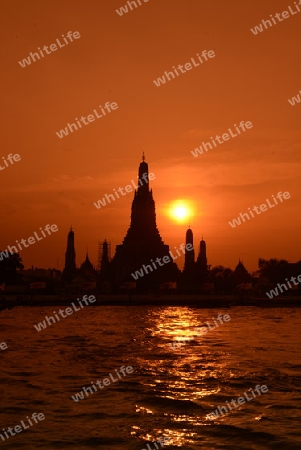 Die Tempelanlage des Wat Arun am Mae Nam Chao Phraya River in der Hauptstadt Bangkok von Thailand in Suedostasien.