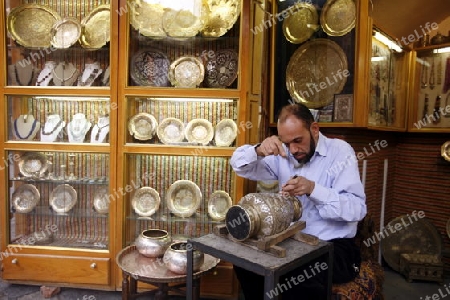 Eine Gasse mit Geschaeften im Souq in der Altstadt der Syrischen Hauptstadt Damaskus