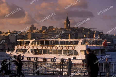 Die Skyline von Galatasaray und der Bosphorus in Istanbul in der Tuerkey.