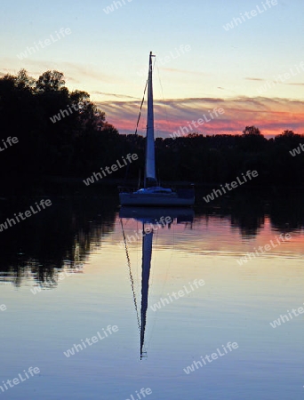 Seegelboot im Abentrot