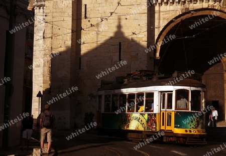 Ein Tram in der  Altstadt von Alfama in der Innenstadt der Hauptstadt Lissabon in Portugal.     