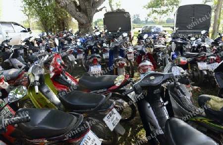 Ein Motorrad parkplatz in der Provinz Amnat Charoen nordwestlich von Ubon Ratchathani im nordosten von Thailand in Suedostasien.