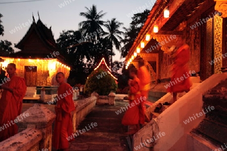 Moenche im Tempel Xieng Thong in der Altstadt von Luang Prabang in Zentrallaos von Laos in Suedostasien.  