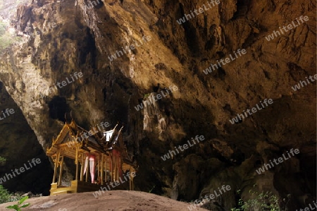 Die Hoehle Tham Phraya Nakhon mit dem Koenigssaal von Rama V aus dem Jahr 1890 in der Felsen Landschaft des Khao Sam Roi Yot Nationalpark am Golf von Thailand im Suedwesten von Thailand in Suedostasien.