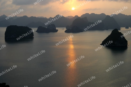 Sonnenuntergang in der Halong Bay