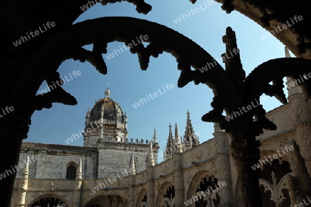 Ein Innenhof des Jeronimus Kloster  in Belem in Lissabon  in Portugal.