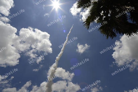 Eine Rackete startet beim traditioellen Raketenfest oder Bun Bang Fai oder Rocket Festival in Ban Si Than in der Provinz Amnat Charoen nordwestlich von Ubon Ratchathani im nordosten von Thailand in Suedostasien.