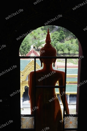 Der Grosse Tempel oder Chedi Phra Maha Chedi Chai Mongkhon auf einem Huegel bei Roi Et in der Provinz Roi Et nordwestlich von Ubon Ratchathani im nordosten von Thailand in Suedostasien.