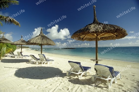 Ein Sandstrand an der Westkueste von Mauritius im Indischen Ozean. 