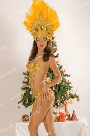 Samba M?dchen vor bayerischen Christbaum 