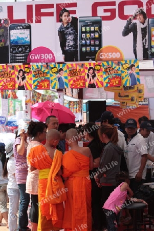 Eine Wahrenmesse beim traditionellen Bootsrennen in Vientiane der Hauptstadt von Laos in Suedostasien.  