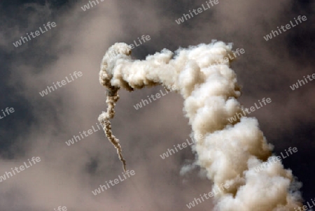 Eine Rakete startet beim Bun Bang Fai oder Rocket Festival in Yasothon im Isan im Nordosten von Thailand. 