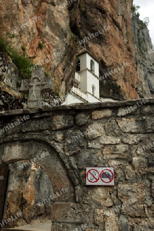 Das Kloster Monastir Ostrog bei Niksic in Montenegro in Europa.   