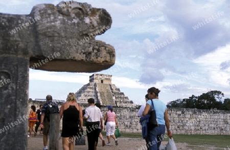 Die Pyramide der Maya Ruine von Chichen Itza im Staat Yucatan auf der Halbinsel Yuctan im sueden von Mexiko in Mittelamerika.   