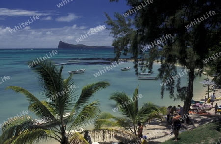 Ein Sandstrand an der Westkueste von Mauritius im Indischen Ozean. 