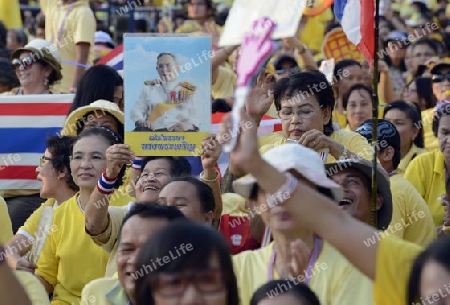 Tausende von Thailaender zelebrieren den Kroenungstag des Koenig Bhumibol auf dem Sanam Luang Park vor dem Wat Phra Kaew in der Stadt Bangkok in Thailand in Suedostasien.  