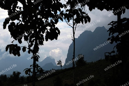 Die Landschaft in der Bergregion beim Dorf Kasi an der Nationalstrasse 13 zwischen Vang Vieng und Luang Prabang in Zentrallaos von Laos in Suedostasien. 