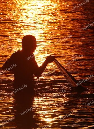 Suedamerika, Karibik, Venezuela, Isla Margarita, Juangriego, Ein Fischer beim Fischen bei Sonnenuntergan am Strand des Fischerdorfes Juangriego an der Karibik auf der Isla Margarita