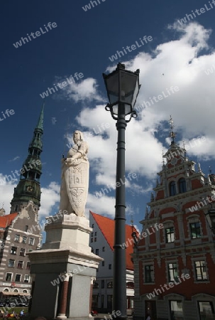 Die Petrikirche und das Schwarzhaeupterhaus in der Altstadt von Riga der Hauptststadt von Lettland im Baltikum in Osteuropa.  