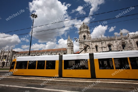 Ein Tram auf dem Praca do Comercio in der Innenstadt der Hauptstadt Lissabon in Portugal.    