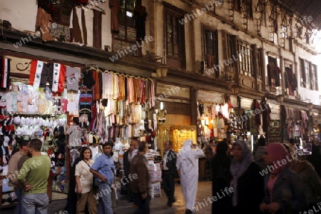 Eine Gasse mit Geschaeften im Souq in der Altstadt der Syrischen Hauptstadt Damaskus