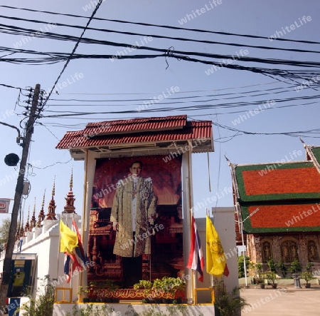 Ein Bild des Koenig Bhumibol Adelyadej von Thailand ist in der Stadt Chiang Rai im Norden von Thailand allgegenwertig.