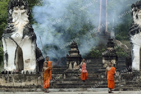 Der untere Teil des Tempel Wat Phra That Doi Kong Mu ueber dem Dorf Mae Hong Son im norden von Thailand in Suedostasien.