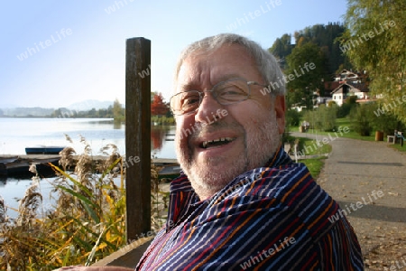 Senior im Urlaub