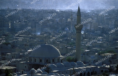 Eine Moschee in der Altstadt von Aleppo im Norden von Syrien im Nahen Osten.