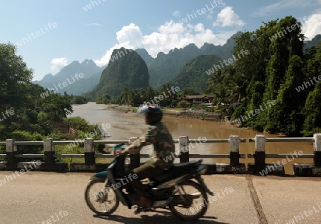 Die Landschaft bei Vang Vieng in der Bergregion der Nationalstrasse 13 zwischen Vang Vieng und Luang Prabang in Zentrallaos von Laos in Suedostasien.