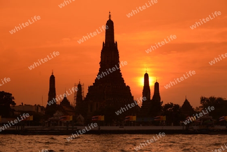 Die Tempelanlage des Wat Arun am Mae Nam Chao Phraya River in der Hauptstadt Bangkok von Thailand in Suedostasien.