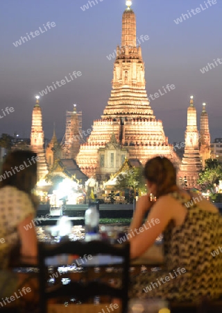 Die Tempelanlage des Wat Arun am Mae Nam Chao Phraya River in der Hauptstadt Bangkok von Thailand in Suedostasien.