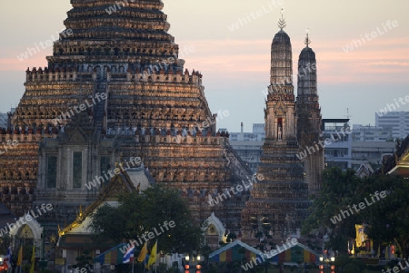 Die Tempelanlage des Wat Arun am Mae Nam Chao Phraya River in der Hauptstadt Bangkok von Thailand in Suedostasien.