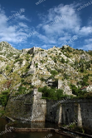 Die Berglandschaft mit der Stadtmauer von Kotor  in der inneren Bucht von Kotor am Mittelmeer  in Montenegro in Europa.