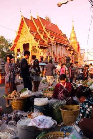 Der Markt vor dem Wat Mung Muang am Morgen in der Altstadt von Chiang Rai in der Provinz chiang Rai im Norden von Thailand in Suedostasien.