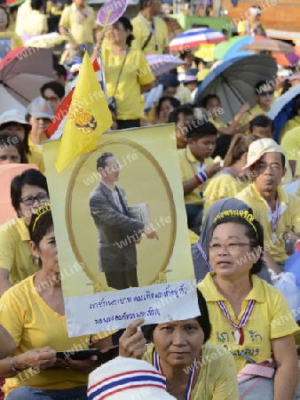 Tausende von Thailaender zelebrieren den Kroenungstag des Koenig Bhumibol auf dem Sanam Luang Park vor dem Wat Phra Kaew in der Stadt Bangkok in Thailand in Suedostasien.  