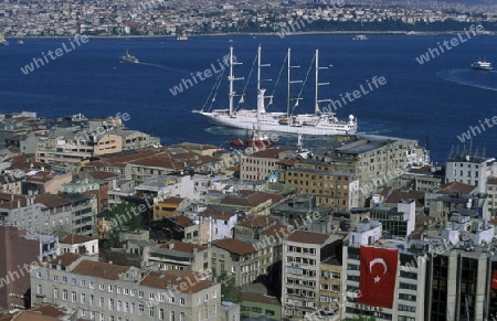 Die Skyline von Galatasaray auf den Bosphorus in Istanbul in der Tuerkey.