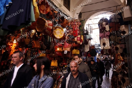 Afrika, Nordafrika, Tunesien, Tunis
Eine Gasse in der Medina mit dem Markt oder Souq in der Altstadt der Tunesischen Hauptstadt Tunis.


